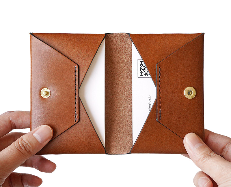 厚めの名刺20枚程度が収納可能