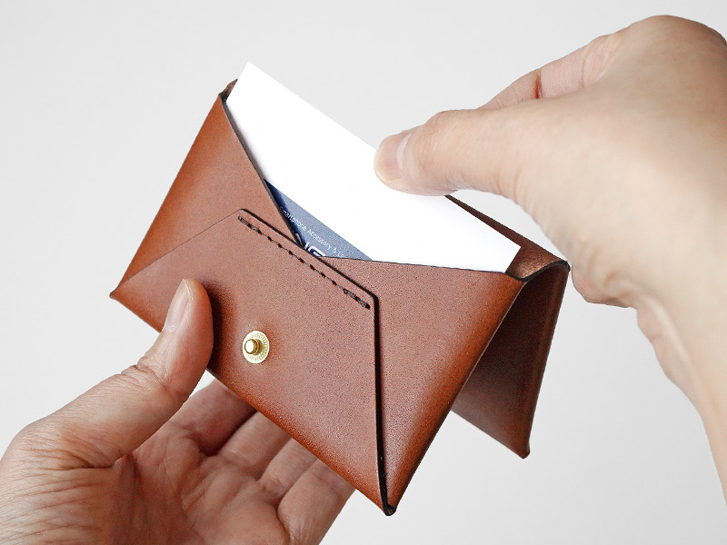 名刺がスムーズに出し入れしやすい