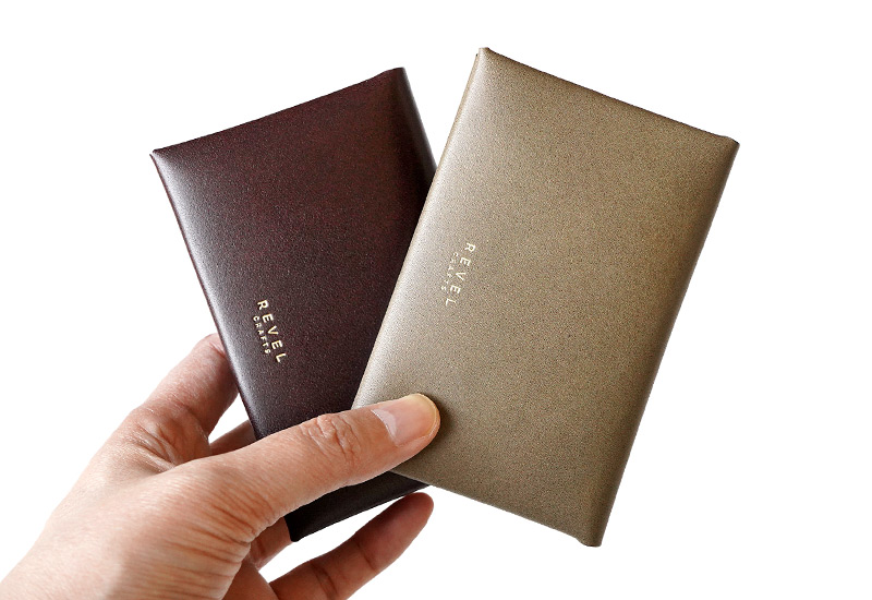 長く愛せるナチュラルレザー。使うほどに色艶が増し、味わい深く変化していきます。