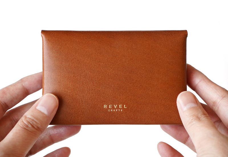 丸みのある美しいシルエットがおしゃれな名刺入れ