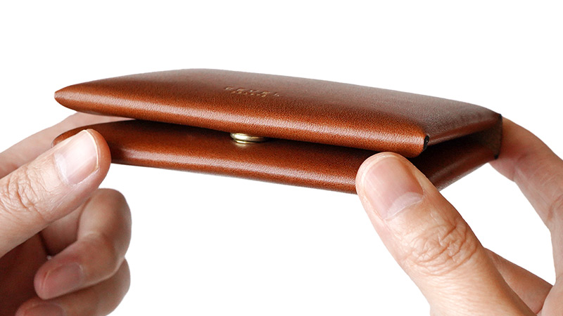 ボタンでしっかりと留める安心感