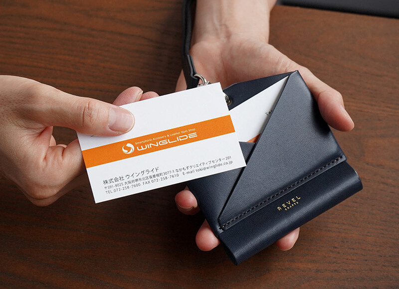 名刺を収納しておけば、来客時の名刺交換もスマートに対応可能です。