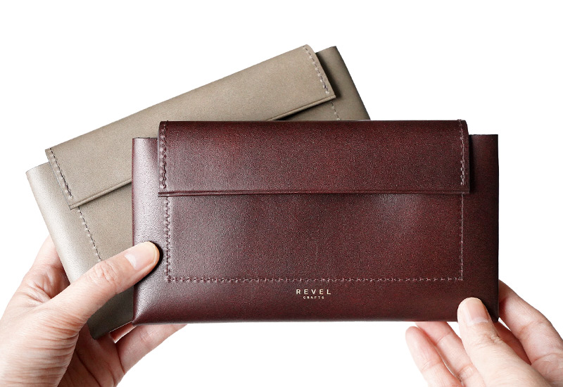 長く愛せるナチュラルレザー。使うほどに色艶が増し、味わい深く変化していきます。