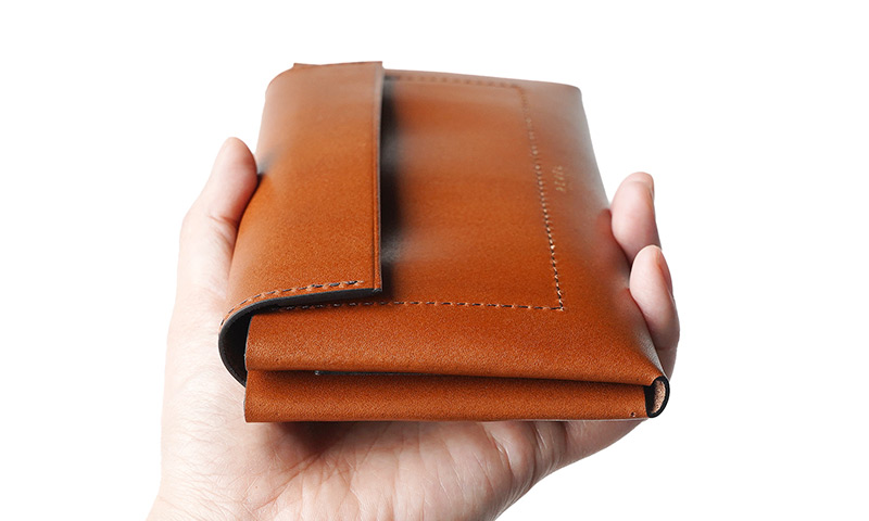 丸みのある美しいシルエットがおしゃれなお財布