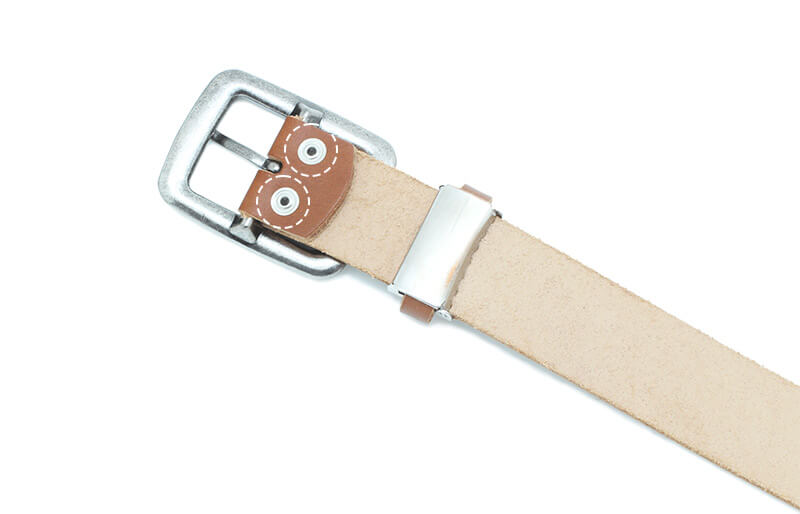 バックル着脱が簡単にできるスナップボタン式。お好みのバックルに付替えが可能です