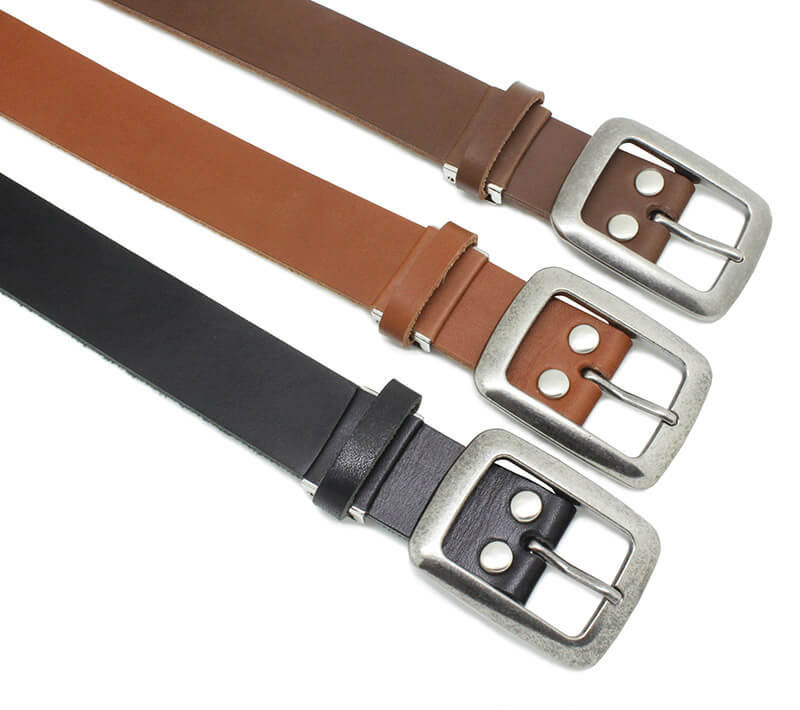 流行に左右されず長く愛用できるシンプルなスクエアバックルで、フォーマルからカジュアルまで広くお使い頂けます。