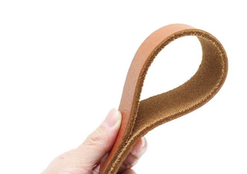 耐久性に優れた厚口栃木レザーを使用