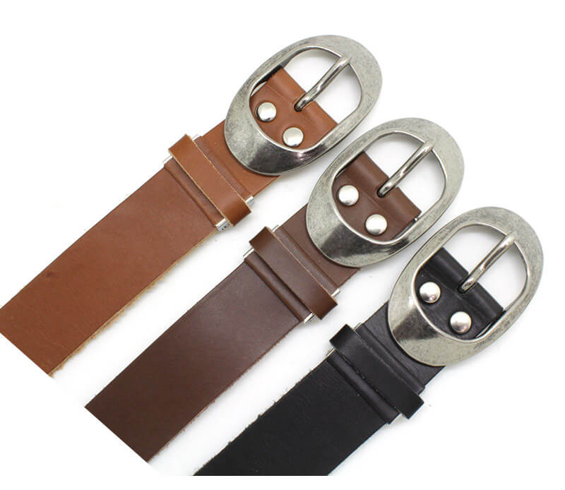 流行に左右されず長く愛用できるシンプルなスクエアバックルで、フォーマルからカジュアルまで広くお使い頂けます