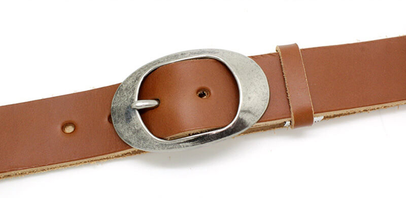 スマートな印象のナローオーバルバックル×存在感のある40mm幅ベルト