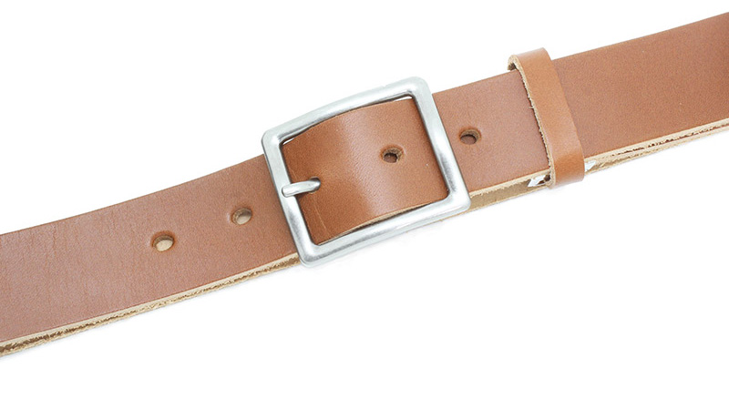 スマートな印象のナローオーバルバックル×存在感のある40mm幅ベルト