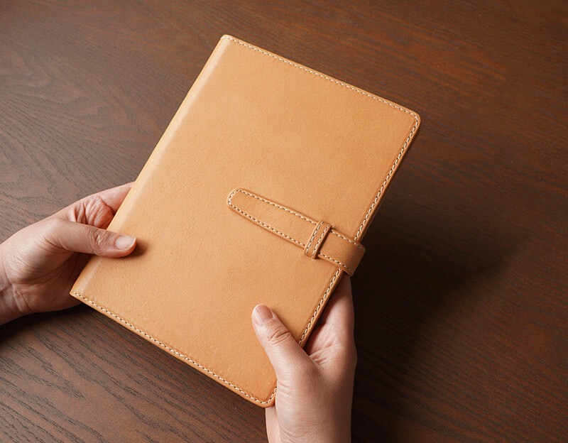 手にした瞬間にわかる本革の質感