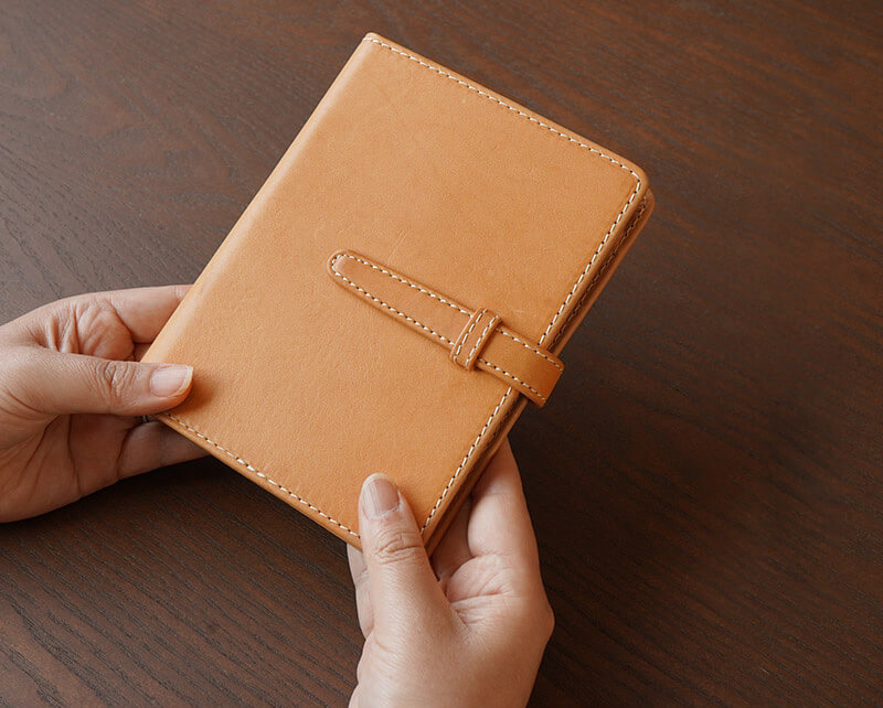 手にした瞬間にわかる本革の質感