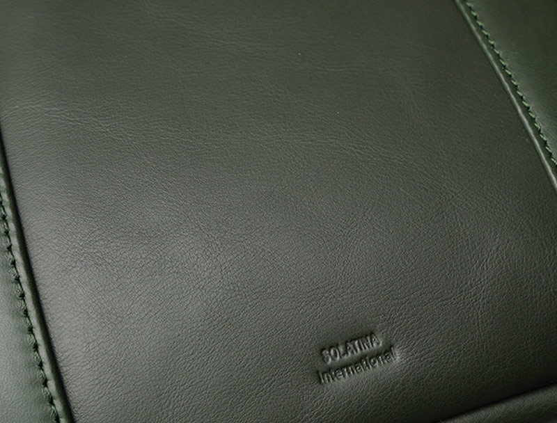 高級感のある質感が魅力オイルドレザー