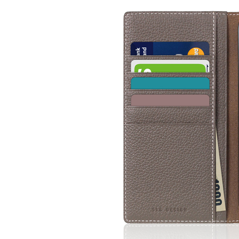 豊富なカード収納ポケット付き