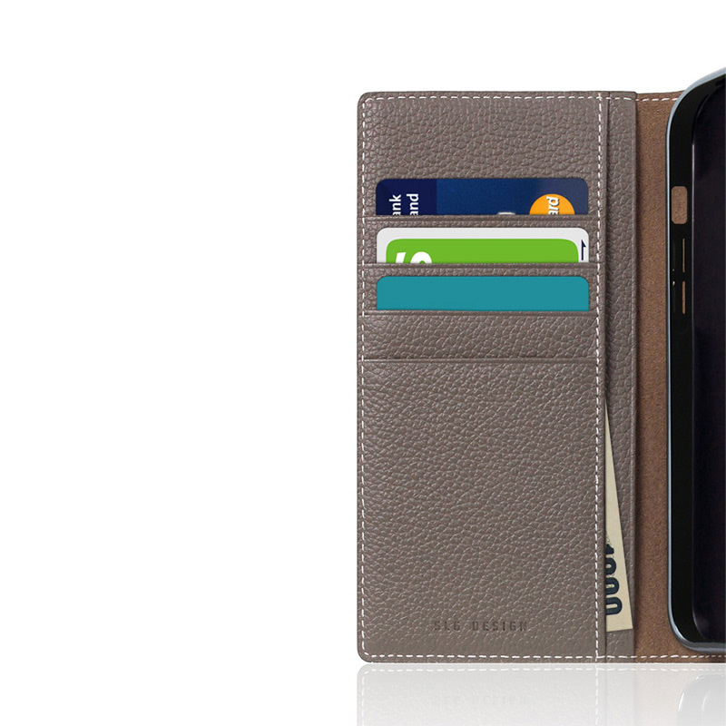 豊富なカード収納ポケット付き