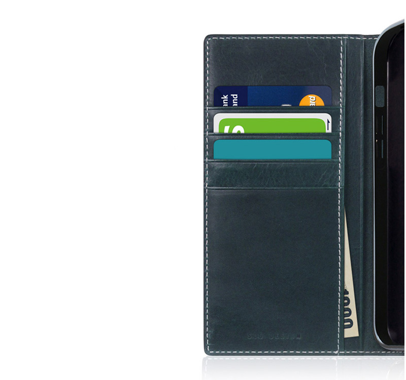 豊富なカード収納ポケット付き