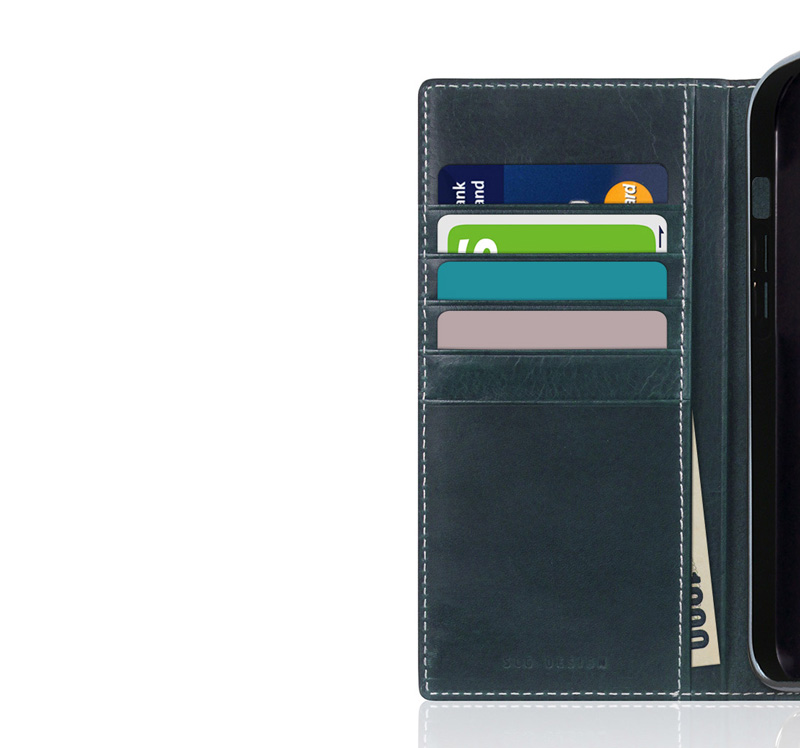 豊富なカード収納ポケット付き