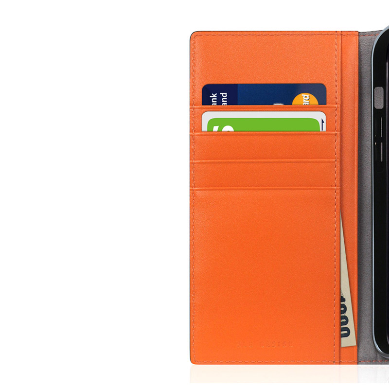 豊富なカード収納ポケット付き