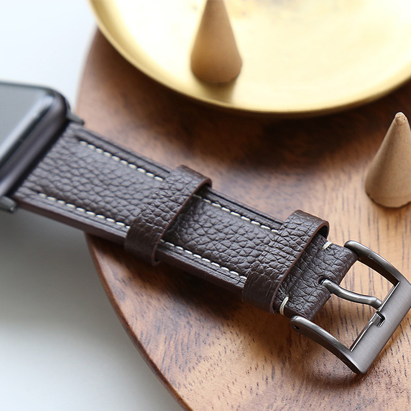 クロムコーティングのメタルバックル、Apple Watch本革バンド