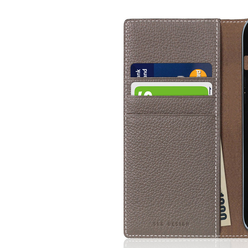 豊富なカード収納ポケット付き