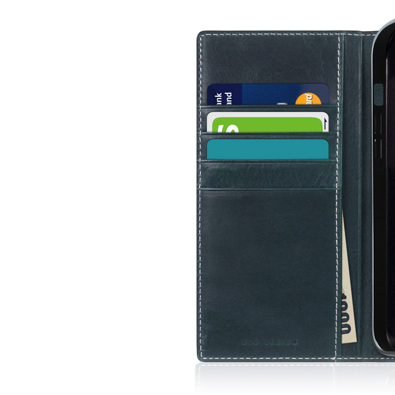 豊富なカード収納ポケット付き