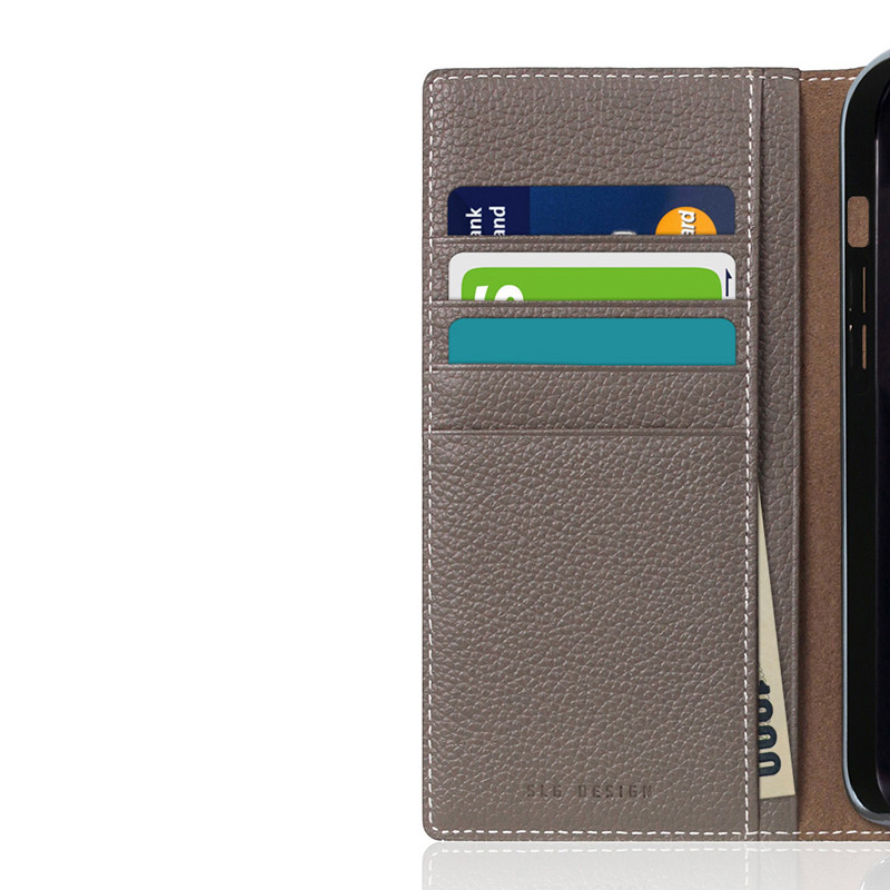 豊富なカード収納ポケット付き