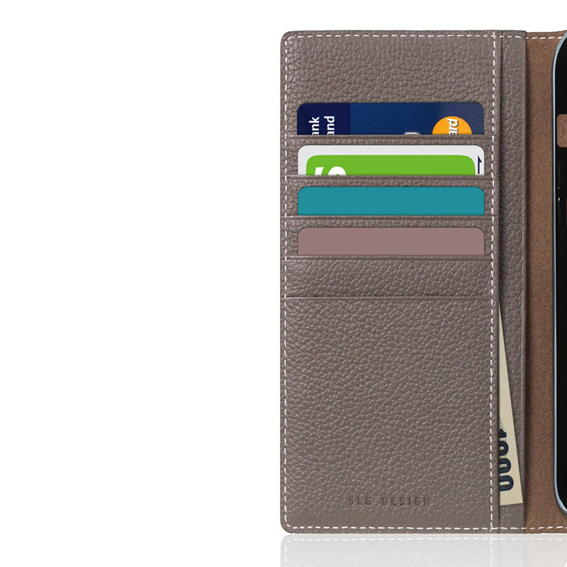 豊富なカード収納ポケット付き