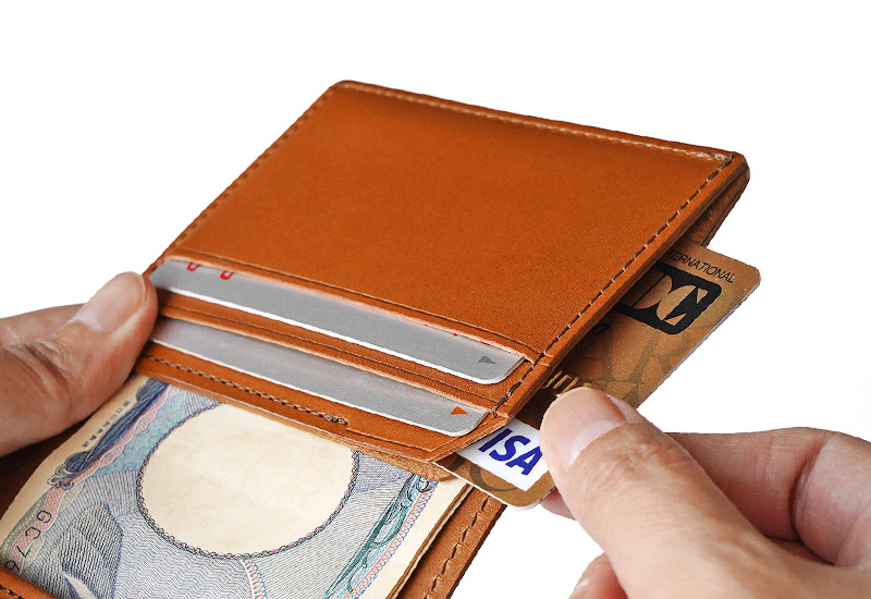 目的に合わせて使い分けができるカードポケット