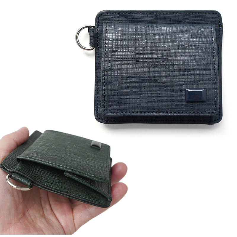 Dカンにお好きなストラップやキーホルダーなどを付けることができます。