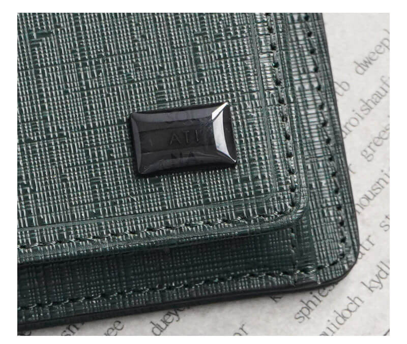 ブローチがデザインのアクセント