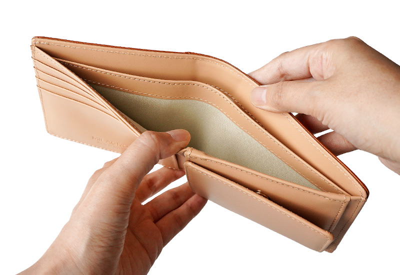 札入れ2つになる仕切りが便利