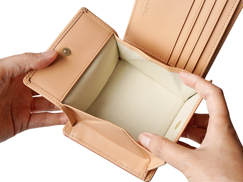 ボックス型小銭入れが魅力の二つ折り財布
