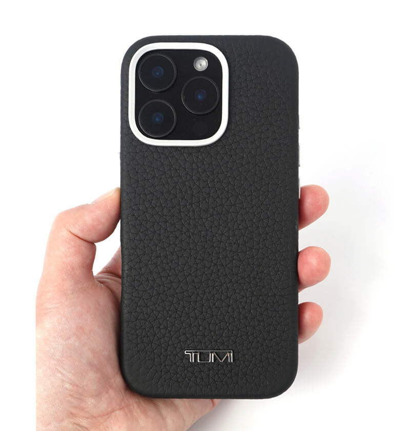 TUMIのメタリックロゴ