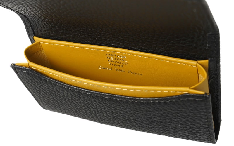 内装革にイタリアンスムースレザーを使用