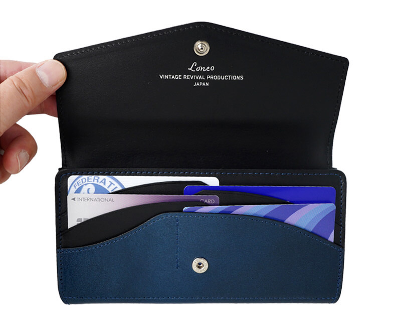 交互に重なる独⾃設計のカード段