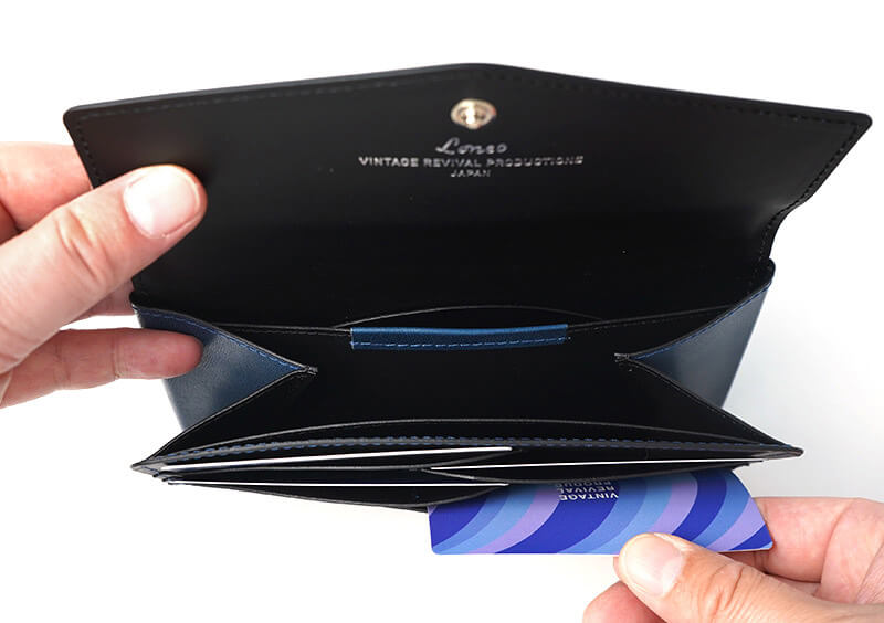 カードを手に取ると隙間が生まれ、出し入れがしやすい造り。