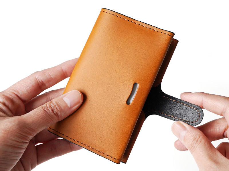 開閉もシンプルに。差し込み式のベルトになっています。