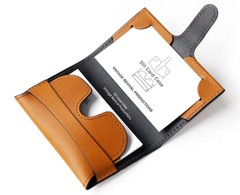 内側にはお相手の名刺を留めておくことができるスリット入り。メインのポケットには、通常の厚さの名刺で約25枚、厚めの名刺で約15枚、プラスチック製カードで約8枚収納可能です。