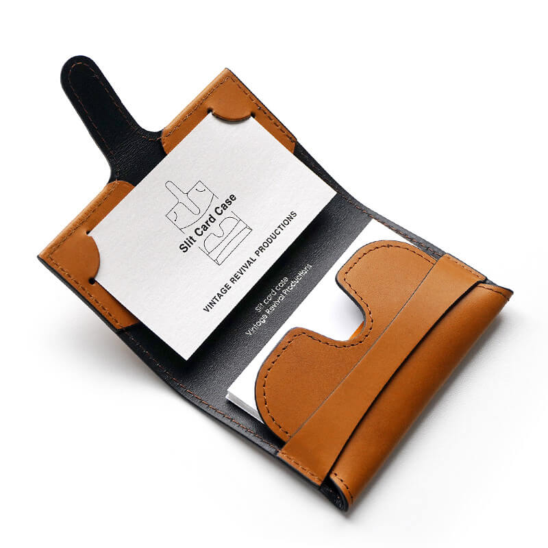 お相手の名刺を留めておけるカードスリットを装備した、薄型の名刺入れです。