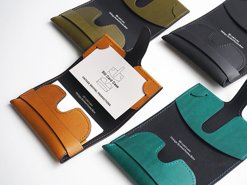 触るたびに撫でたくなるほど滑らかな質感の、イタリア製オイルレザーを使用しています。上質なオイルレザーは使うほどに艶が増し、あなただけのエイジングを楽しむことができます。ケース内側にはゴート（山羊革）を使用しています。