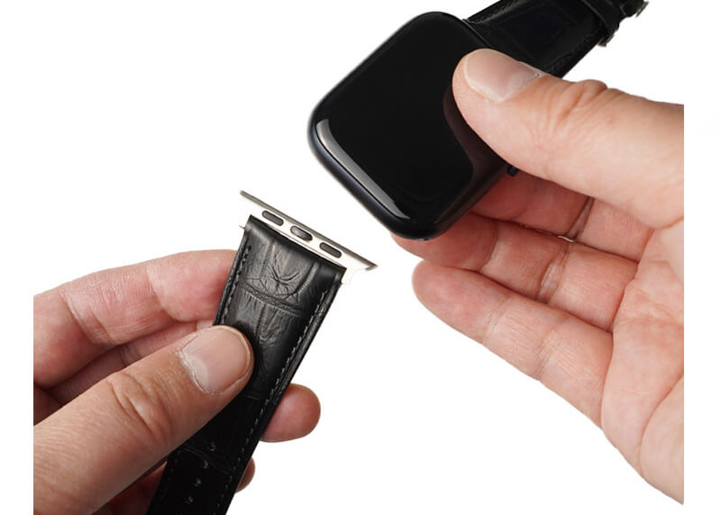 バンドにはアップルウォッチにピッタリ合うように設計された、スムーズでシームレスな取り付け機能が採用されていますので、取り付けはとても簡単。