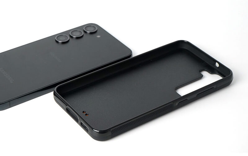 ケースの枠は柔らかいTPUで、本体をしっかり保護しながら、着脱も簡単です。