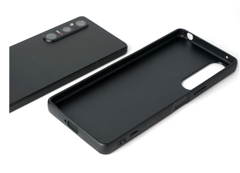 ケースは、各種ボタンが使いやすい形状になっています。