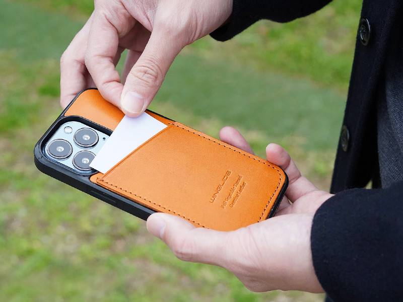 便利なカード収納付き