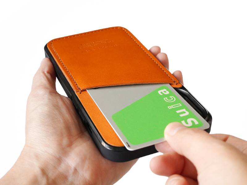 背面にカードポケット付