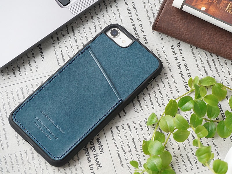 ネイビー色のスマホケースを装着したiPhoneの画像