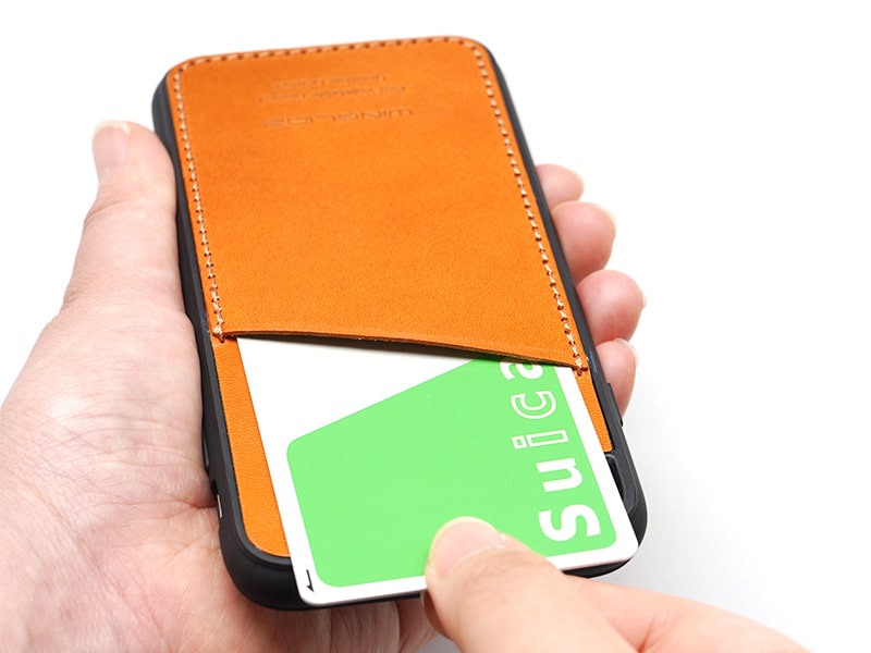 背面にポケットがある背面型iPhoneケース。カードを入れて使えます。