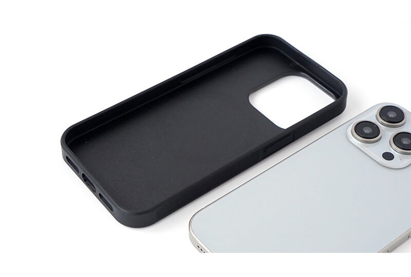 ケースの枠は柔らかいTPUで、本体をしっかり保護しながら、着脱も簡単です。