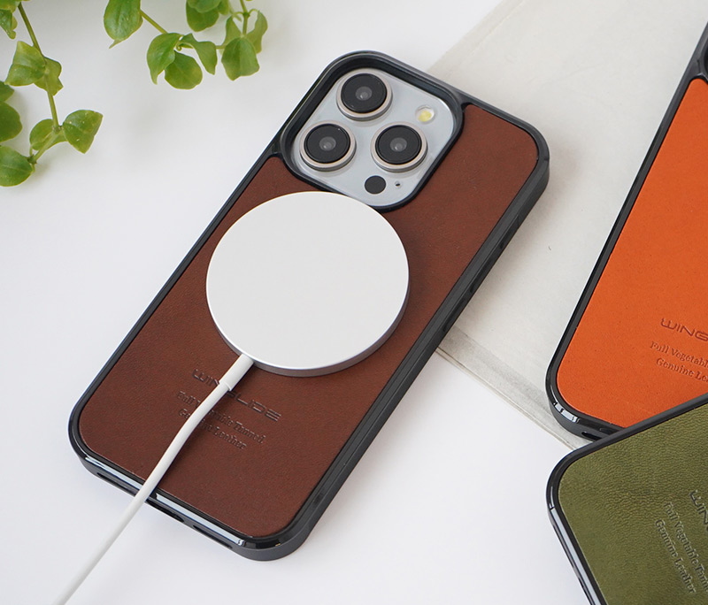 ケースを装着したまま、MagSafe充電器が使えます