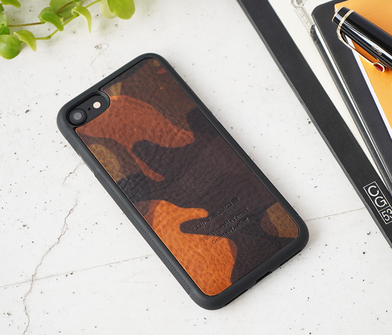 珍しいカモフラージュ柄のレザーを使用した背面型ケース for iPhoneSE2/SE3/8/7